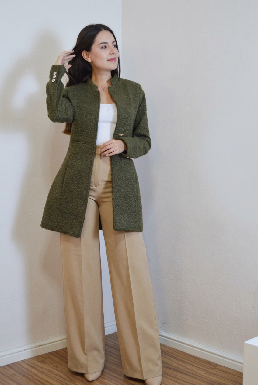 Foto editada sin letras y con pantalón beige