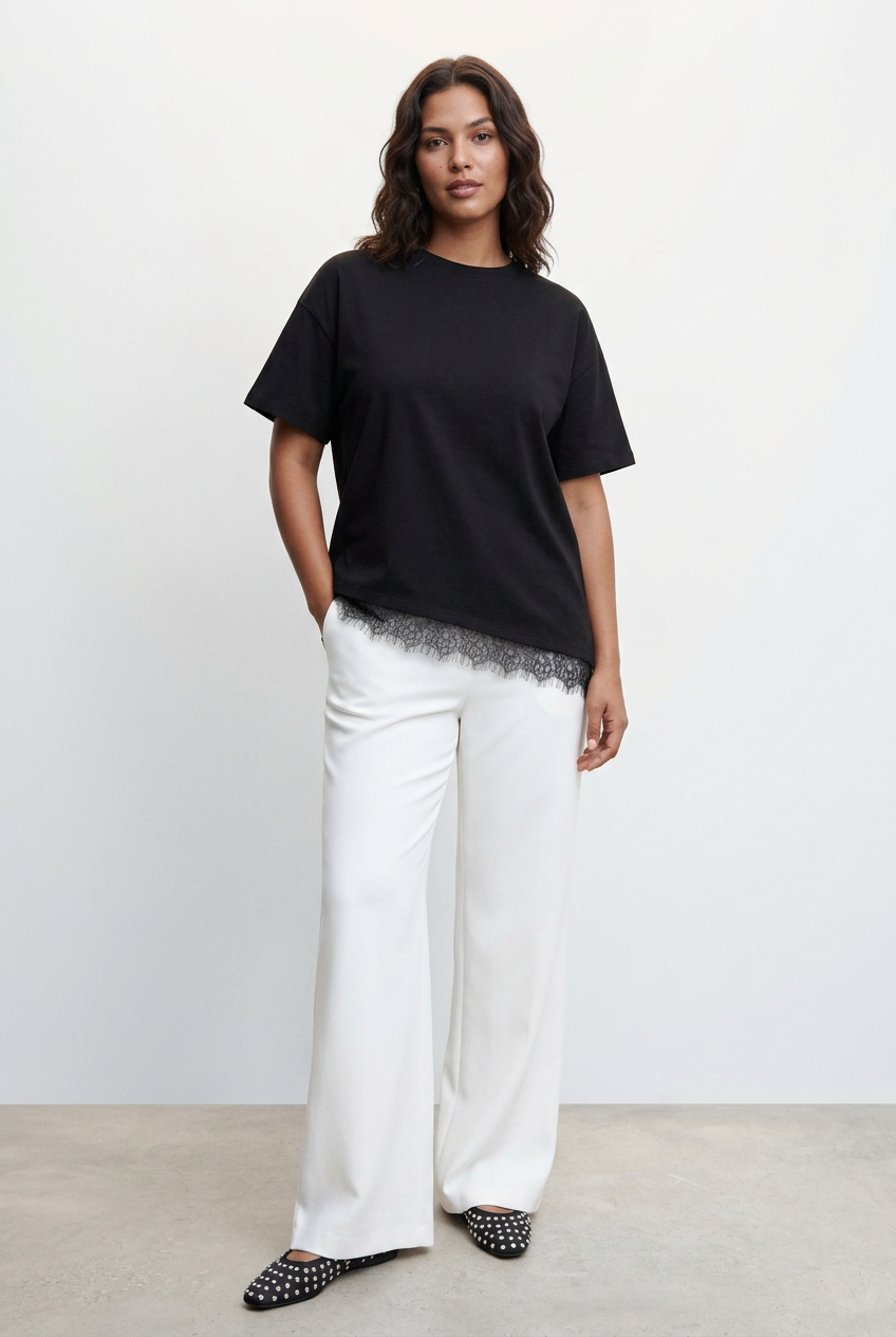 Modelo de pie con camiseta negra de encaje, sin texto