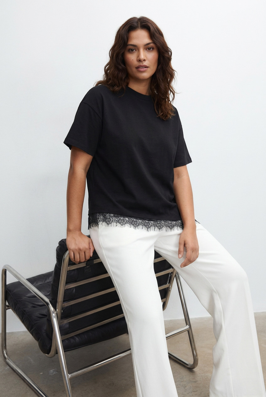 Modelo sentada con camiseta negra de encaje, sin texto
